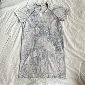 Size 4 Lululemon Swiftly Tech Short Sleeve Shirt - blue and white
